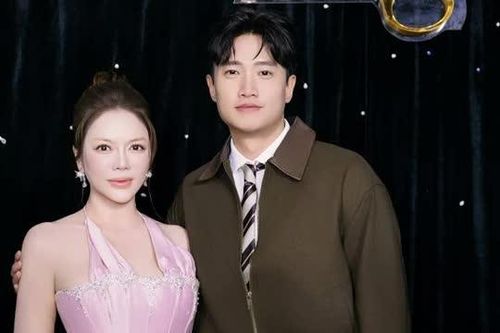 Lý Nhã Kỳ quyến rũ bên cạnh Quốc Trường