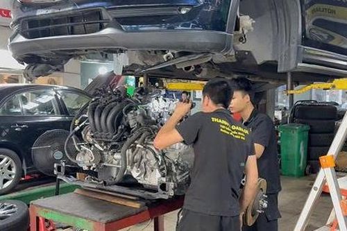 Xe ngập nước nằm la liệt tại gara sau mưa bão