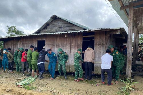 'Thần đèn' mang áo lính dời nhà cho dân khỏi vùng nguy cơ sạt lở