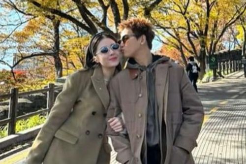 Rộ ảnh Quân A.P thân mật với bạn gái hot girl ở nước ngoài, loạt cử chỉ khiến fan 'đứng ngồi không yên'