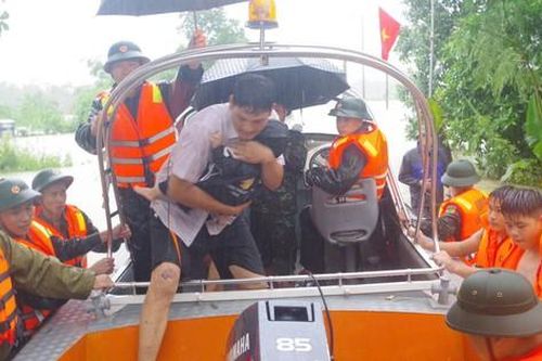 Phú Thọ: Vượt mưa lũ đưa bé 14 tháng tuổi sốt cao đến Trung tâm Y tế