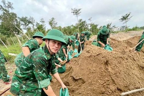Nghệ An: Bộ đội Biên phòng điều động tối đa lực lượng ứng cứu đường đê sông Vinh