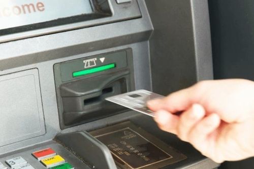 Hướng dẫn xử lý khi bị nuốt thẻ tại cây ATM khác ngân hàng