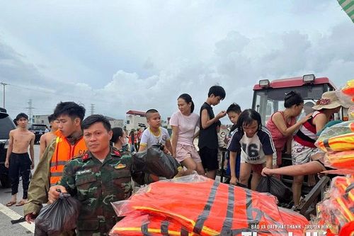Lực lượng vũ trang hỗ trợ khẩn cấp người dân vùng ngập lụt xã Nông Cống