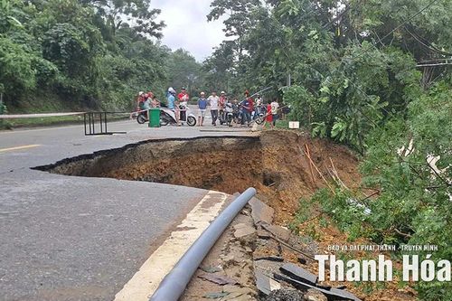 Taluy âm tại km 128+500 quốc lộ 217 xã Trung Hạ sạt lở nghiêm trọng