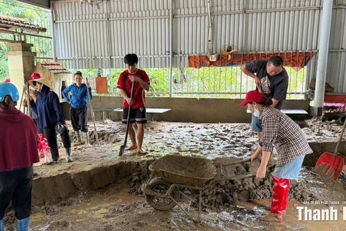 Nhân dân xã Cẩm Tú vệ sinh môi trường sau bão số 10