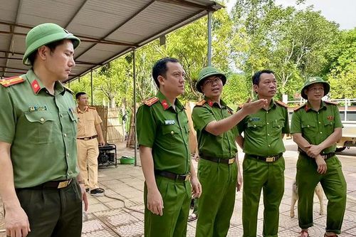 Tiếp tục phối hợp chặt chẽ với cấp ủy, chính quyền địa phương, kịp thời hỗ trợ người dân trong mưa lũ