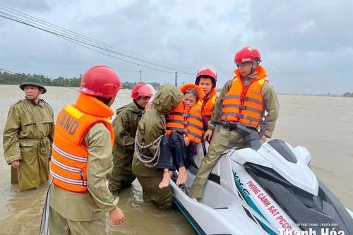 Ấm áp nghĩa tình lực lượng Công an trong mưa lũ