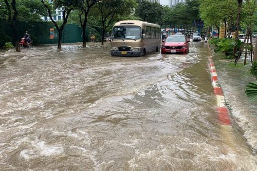 Người Hà Nội vẫn 'bì bõm' sau ngày mưa lớn