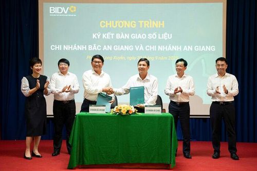 Ký kết bàn giao số liệu giữa Chi nhánh BIDV Bắc An Giang và Chi nhánh BIDV An Giang