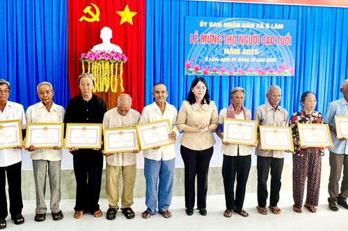 Xã Ô Lâm mừng thọ người cao tuổi