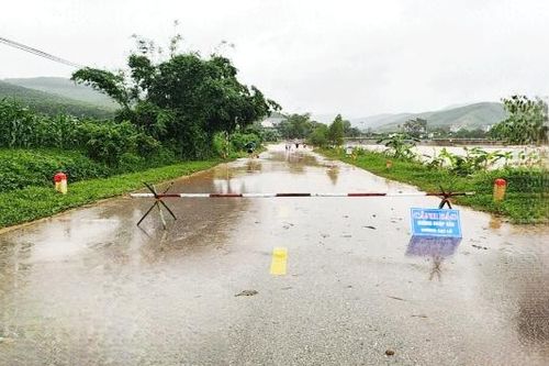 Tập trung khắc phục một số đoạn đường bị sạt lở, hư hỏng kết cấu mặt đường