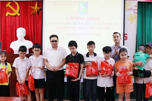 Tặng quà dịp Tết Trung thu cho trẻ em khiếm thị