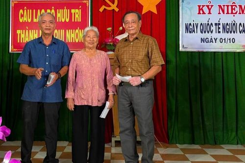 Ấm áp chương trình ca múa nhạc và chúc thọ hội viên Câu lạc bộ Hưu trí Quy Nhơn
