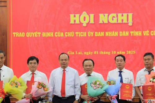 Trao quyết định của Chủ tịch UBND tỉnh Gia Lai về công tác cán bộ