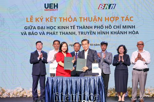Báo và Phát thanh, Truyền hình Khánh Hòa ký kết hợp tác với Đại học Kinh tế TP. Hồ Chí Minh