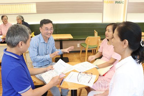 Người truyền lửa cho các hoạt động 'Người dân Khánh Hòa nói tiếng Anh'