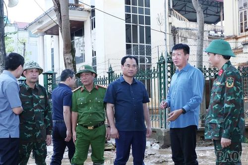 Các đồng chí lãnh đạo tỉnh kiểm tra, chỉ đạo công tác khắc phục hậu quả bão số 10