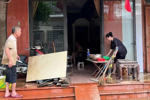 Người dân khẩn trương dọn dẹp sau lũ