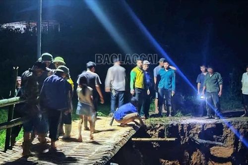 Gần 100 người tham gia dựng cầu tạm ở thôn Làng Đẩu