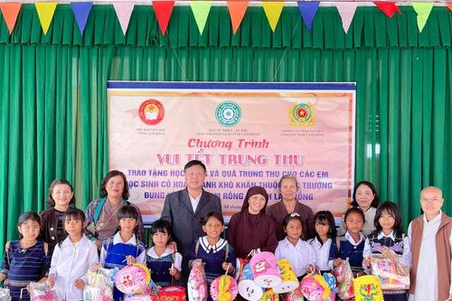 Mang Trung thu đến với trẻ em vùng khó khăn Lâm Đồng