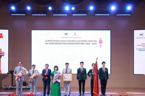 Trường Đại học Yersin Đà Lạt đón nhận Huân chương Lao động hạng Ba và khai giảng năm học 2025 - 2026