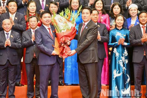 Chủ tịch nước Lương Cường trao Quyết định và tặng hoa chúc mừng đồng chí Bí thư Tỉnh ủy Phú Thọ Trương Quốc Huy