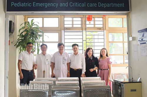 Hội Doanh nhân trẻ tỉnh tặng quà tại Bệnh viện Đa khoa Hà Nam