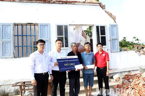 Hội Chữ thập đỏ tỉnh Ninh Bình trao hỗ trợ cho gia đình có người tử vong do bão số 10