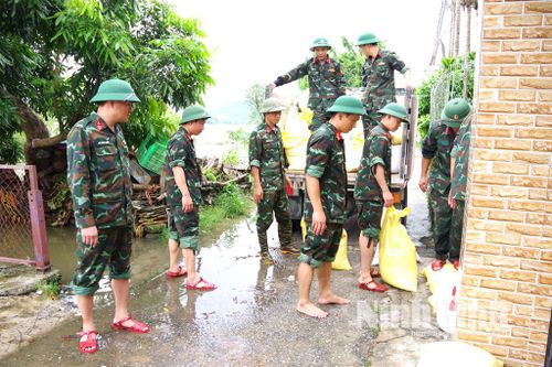 Ban Chỉ huy Phòng thủ khu vực 1 - Phù Vân khẩn trương giúp nhân dân ứng phó sự cố nước dâng cao gây ngập lụt