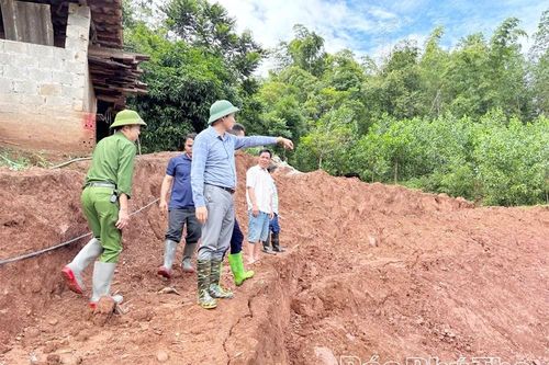 Xuất hiện vết nứt dài 200m đe dọa an toàn 18 hộ dân