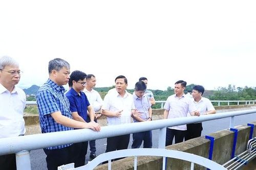 Phó Chủ tịch UBND tỉnh Đinh Công Sứ kiểm tra, chỉ đạo khắc phục hậu quả hoàn lưu bão số 10 khu vực Hòa Bình