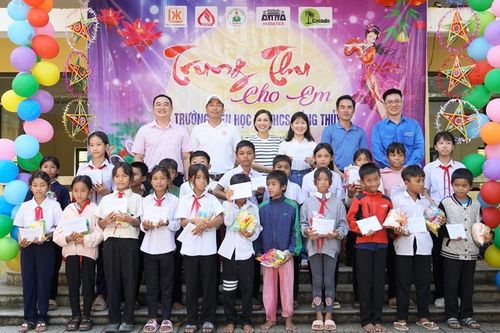 Mang Trung thu đến học sinh vùng cao A Lưới