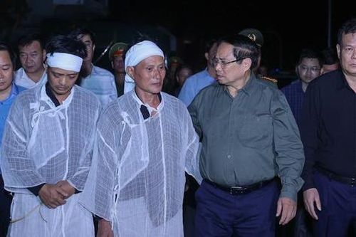Thủ tướng Phạm Minh Chính viếng nạn nhân tử vong do lốc xoáy, kiểm tra đê biển Ninh Bình