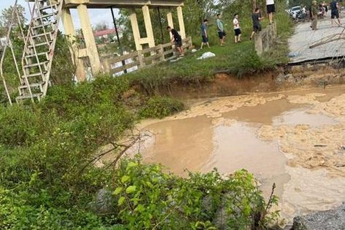 Hàng trăm người nỗ lực vá bờ sông Vinh ngăn nước lũ tràn vào thành phố