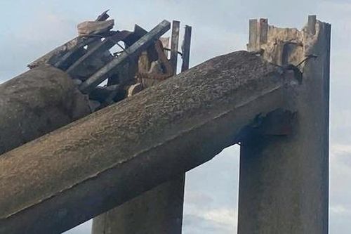 Hà Tĩnh: Xác minh hai cột điện đổ sau bão số 10, lộ phần sắt 'mái che' bên trong