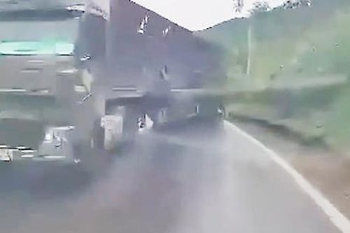 Lái xe container ôm cua ẩu, hất văng người đi xe máy