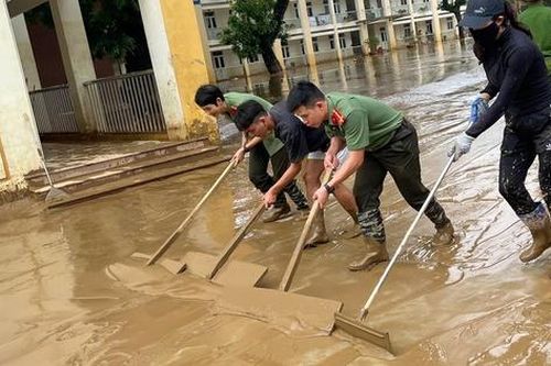 Những hành động ấm tình người sau mưa lũ ở Lào Cai