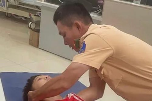 CSGT Lâm Đồng dùng xe đặc chủng đưa bé trai bị xuất huyết não đi cấp cứu kịp thời
