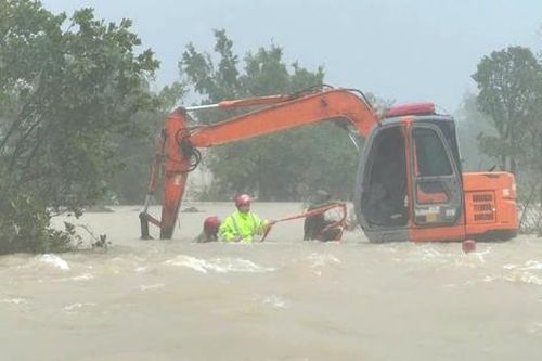 Thanh Hóa: Cảnh sát giao thông giăng dây, dùng máy xúc cứu ba người bị nước lũ cuốn