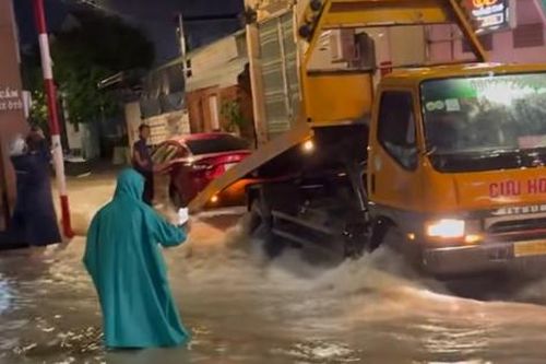 Mưa lớn kèm gió mạnh, nhiều tuyến đường ở Đồng Nai ngập sâu