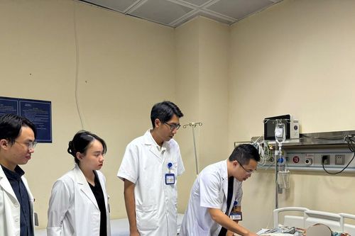 Bác sĩ Bệnh viện E vừa nỗ lực ứng phó với ngập lụt, vừa cấp cứu gần 50 trường hợp do tai nạn