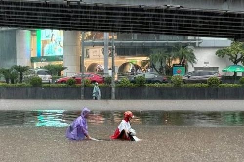 Phụ huynh Hà Nội bức xúc vì Sở GD-ĐT phản ứng chậm trước mưa bão, khiến học sinh không về được nhà