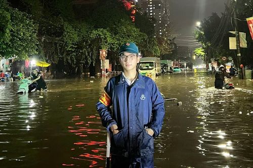 Nam sinh viên Hà Nội dầm mưa, lội nước hỗ trợ người dân khu vực mưa ngập