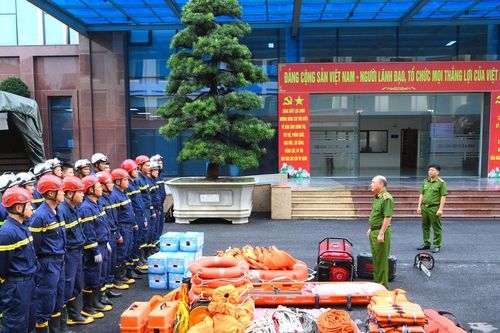Lực lượng Cảnh sát phòng cháy, chữa cháy và cứu nạn, cứu hộ lên đường thực hiện nhiệm vụ cứu nạn, cứu hộ tại tỉnh Tuyên Quang