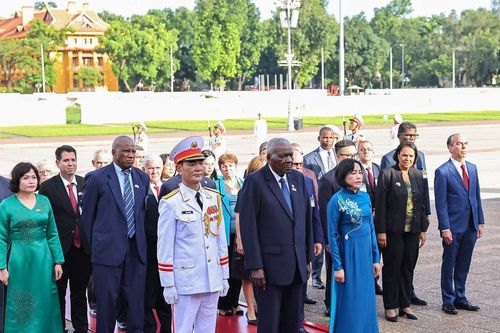 Chủ tịch Quốc hội, Chủ tịch Hội đồng Nhà nước Cuba tưởng niệm Chủ tịch Hồ Chí Minh và các Anh hùng liệt sĩ