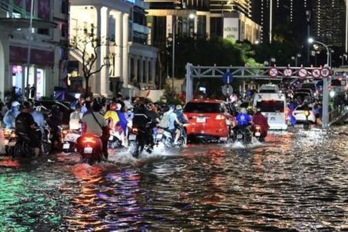 Xe ngập, túi tiền cũng... 'ngập' sau bão số 10 tại Hà Nội