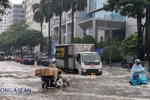 Trưa 1/10: Hà Nội tiếp tục mưa lớn, dự báo giảm dần về cuối ngày