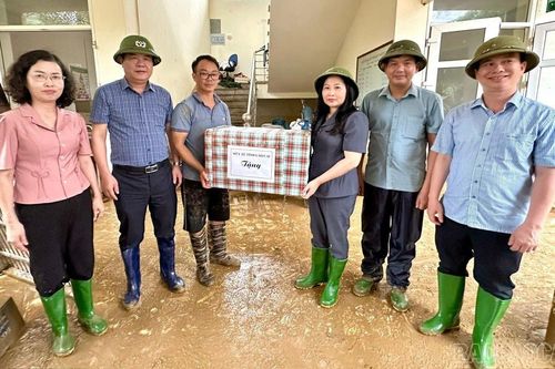 Phó Chủ tịch UBND tỉnh Lào Cai thăm, động viên bệnh nhân bị thương do bão số 10