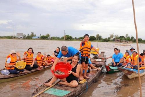 Mưu sinh mùa nước nổi gắn với du lịch sinh thái